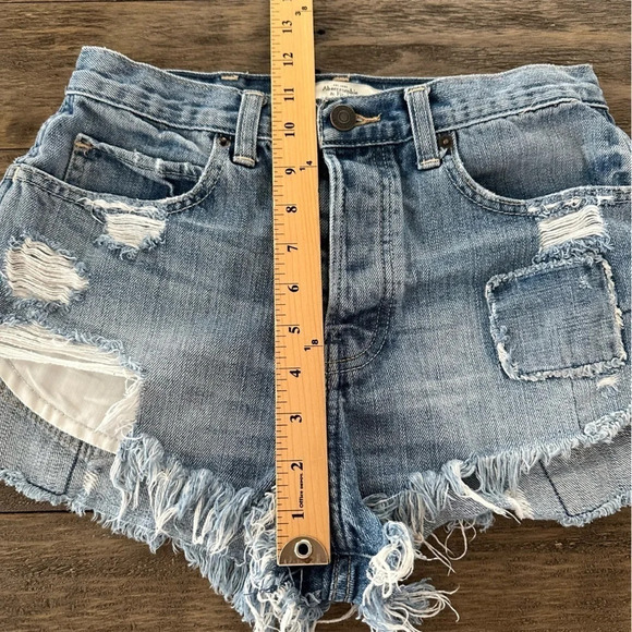 Abercrombie & Fitch Womens size 2/26 High Rise Cutoff Jean Shorts Patches Light - Picture 5 of 10